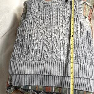 Light gray cable knit crewneck sleeveless sweater.  EUC.  Medium.